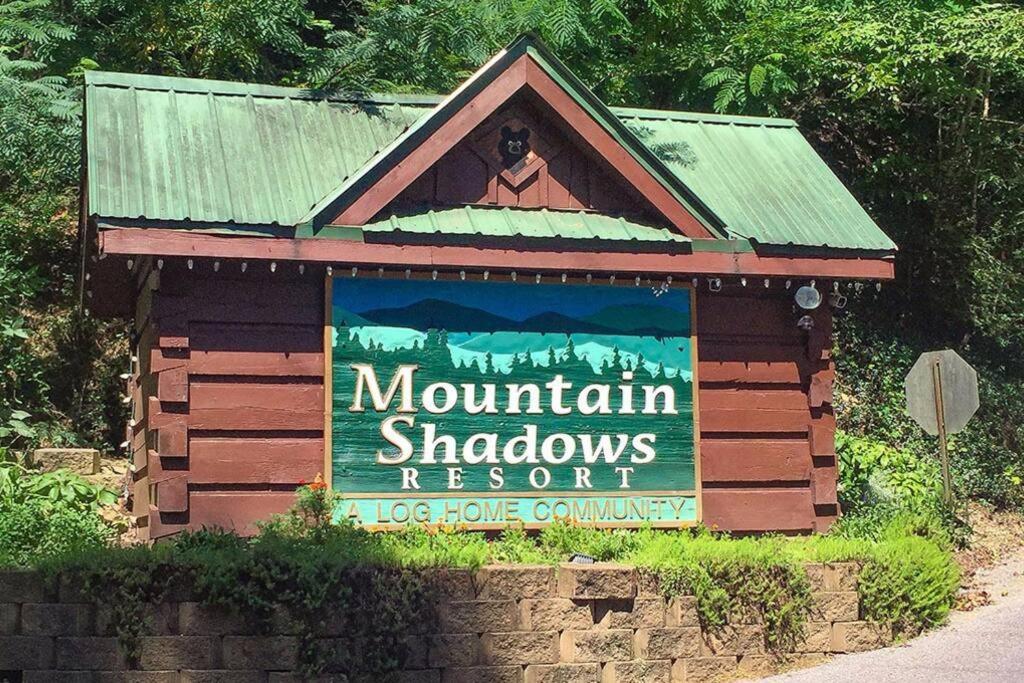 Smokiesboutiquecabins Would Love To Host You! 4 Miles To Gatlinburg Strip! Resort Pool Open May 1 Through Oct 1! Views, Shuffleboard, Hot Tub, Arcade! Luaran gambar
