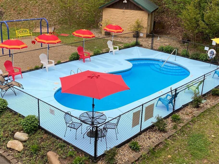 Smokiesboutiquecabins Would Love To Host You! 4 Miles To Gatlinburg Strip! Resort Pool Open May 1 Through Oct 1! Views, Shuffleboard, Hot Tub, Arcade! Luaran gambar