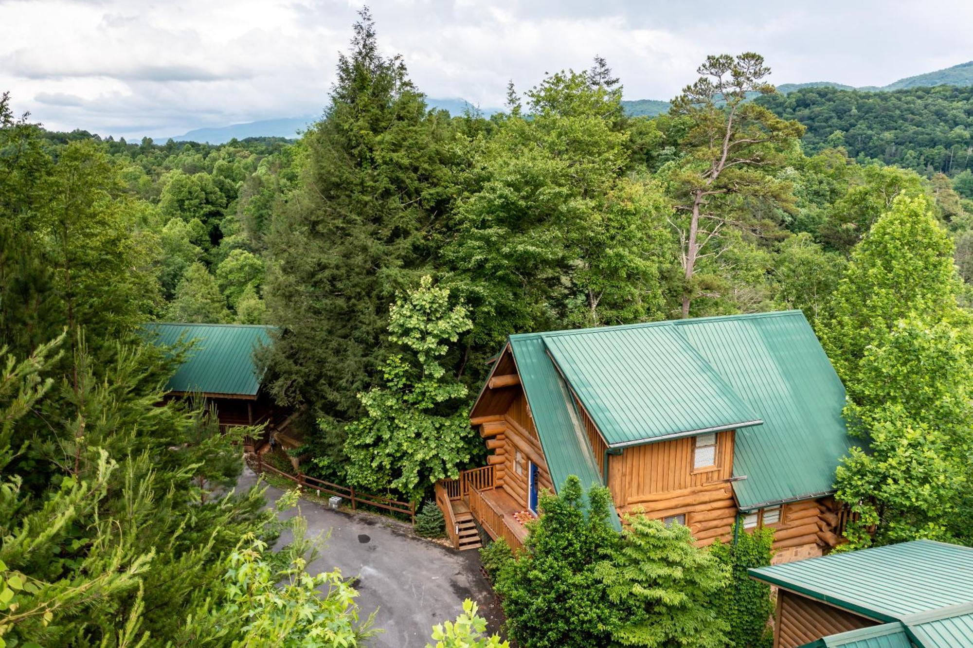 Smokiesboutiquecabins Would Love To Host You! 4 Miles To Gatlinburg Strip! Resort Pool Open May 1 Through Oct 1! Views, Shuffleboard, Hot Tub, Arcade! Luaran gambar