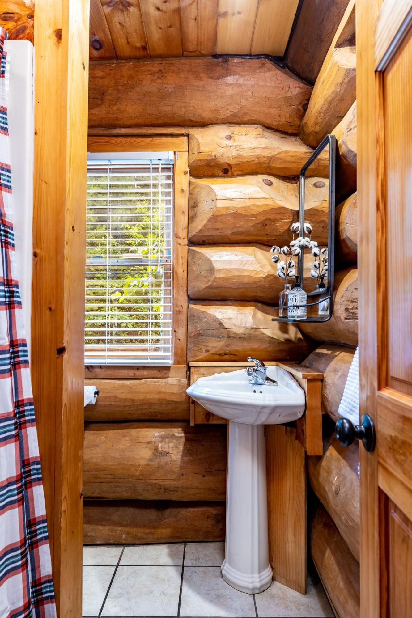 Smokiesboutiquecabins Would Love To Host You! 4 Miles To Gatlinburg Strip! Resort Pool Open May 1 Through Oct 1! Views, Shuffleboard, Hot Tub, Arcade! Luaran gambar