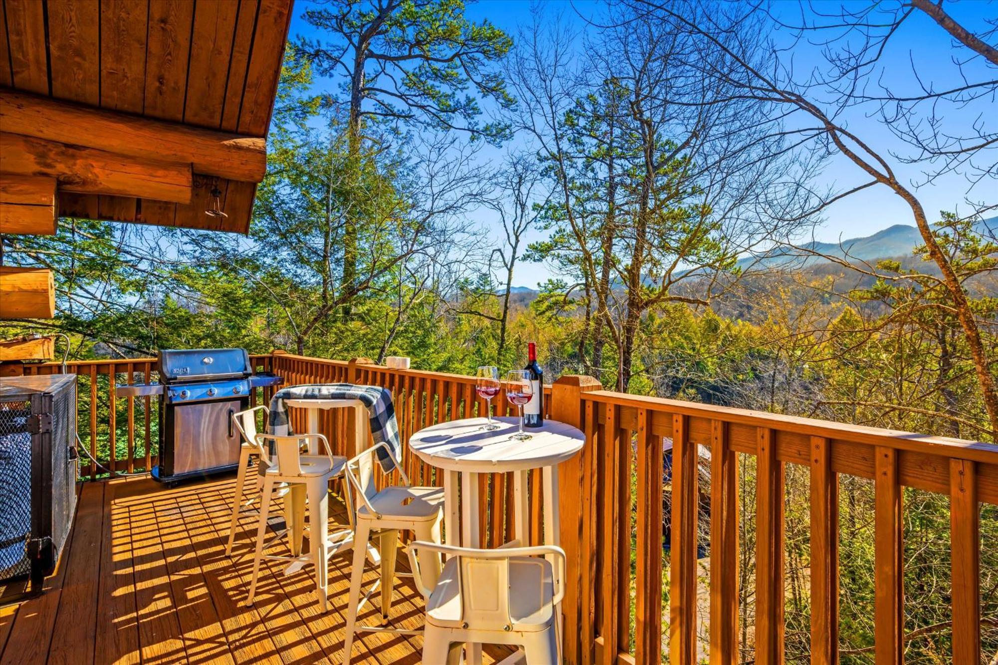 Smokiesboutiquecabins Would Love To Host You! 4 Miles To Gatlinburg Strip! Resort Pool Open May 1 Through Oct 1! Views, Shuffleboard, Hot Tub, Arcade! Luaran gambar