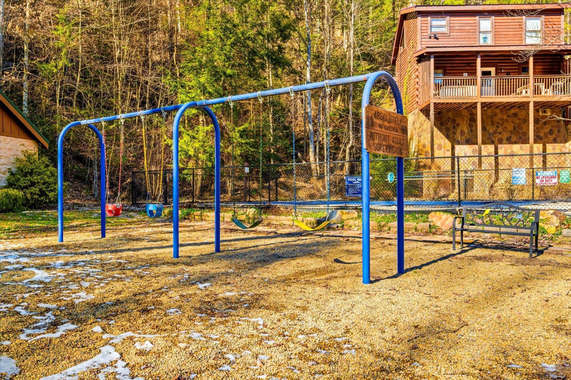 Smokiesboutiquecabins Would Love To Host You! 4 Miles To Gatlinburg Strip! Resort Pool Open May 1 Through Oct 1! Views, Shuffleboard, Hot Tub, Arcade! Luaran gambar