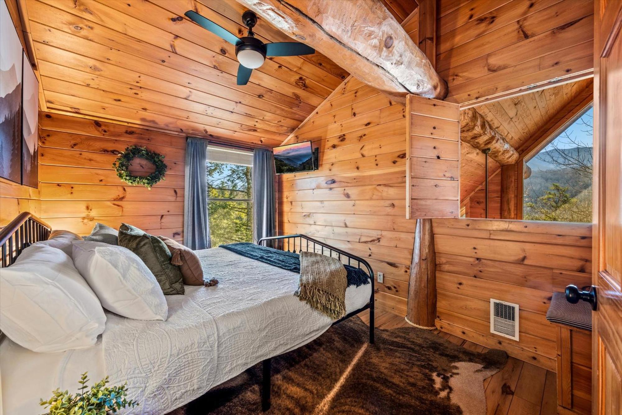Smokiesboutiquecabins Would Love To Host You! 4 Miles To Gatlinburg Strip! Resort Pool Open May 1 Through Oct 1! Views, Shuffleboard, Hot Tub, Arcade! Luaran gambar