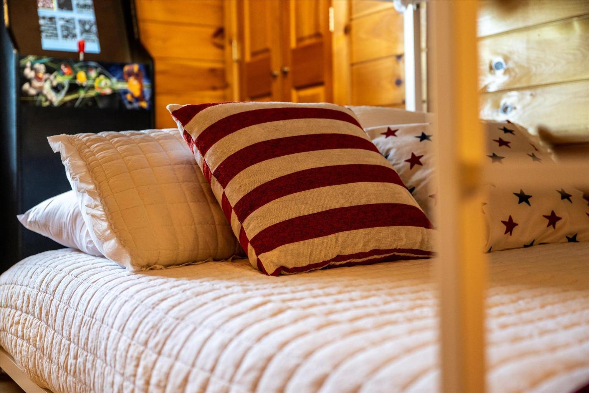 Smokiesboutiquecabins Would Love To Host You! 4 Miles To Gatlinburg Strip! Resort Pool Open May 1 Through Oct 1! Views, Shuffleboard, Hot Tub, Arcade! Luaran gambar