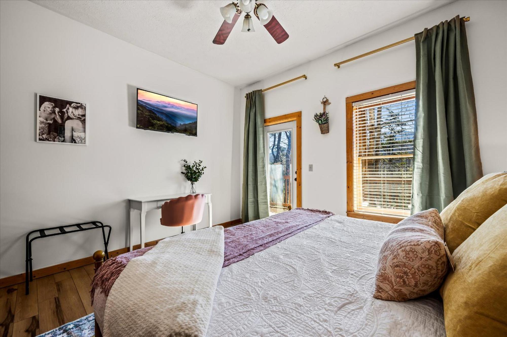 Smokiesboutiquecabins Would Love To Host You! 4 Miles To Gatlinburg Strip! Resort Pool Open May 1 Through Oct 1! Views, Shuffleboard, Hot Tub, Arcade! Luaran gambar