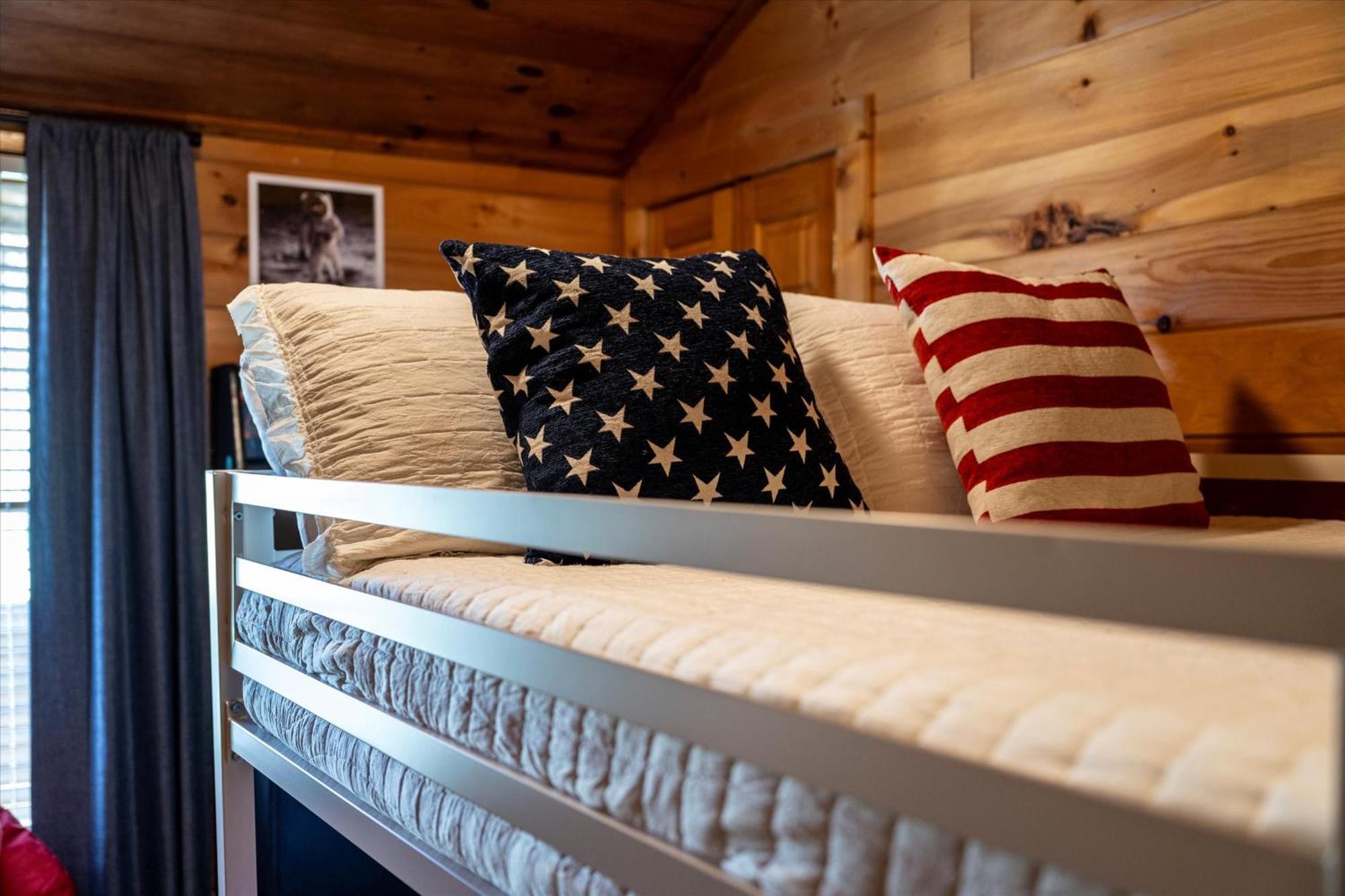 Smokiesboutiquecabins Would Love To Host You! 4 Miles To Gatlinburg Strip! Resort Pool Open May 1 Through Oct 1! Views, Shuffleboard, Hot Tub, Arcade! Luaran gambar