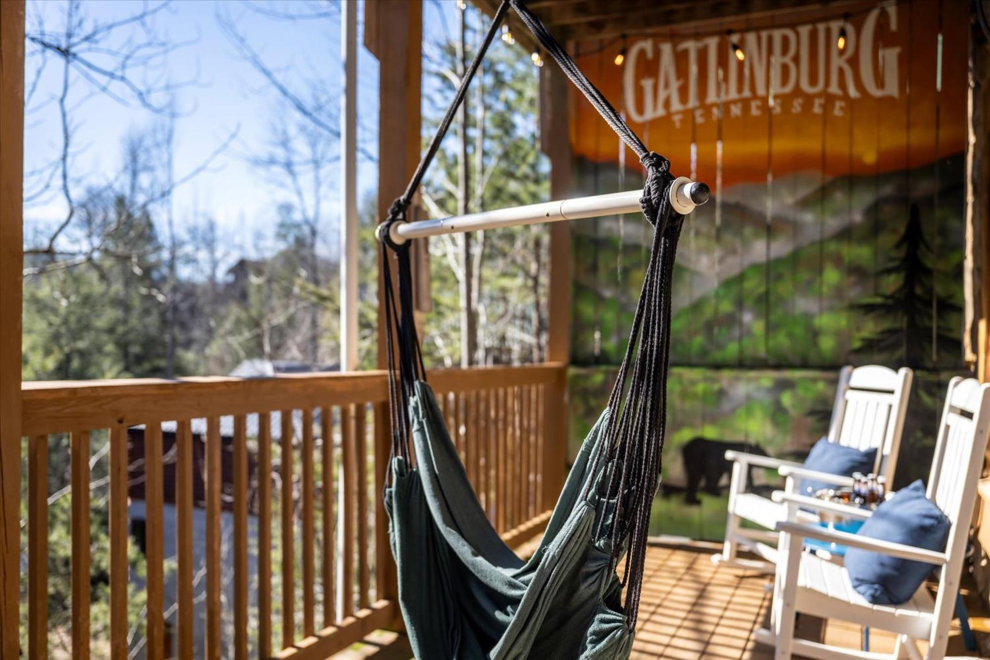 Smokiesboutiquecabins Would Love To Host You! 4 Miles To Gatlinburg Strip! Resort Pool Open May 1 Through Oct 1! Views, Shuffleboard, Hot Tub, Arcade! Luaran gambar