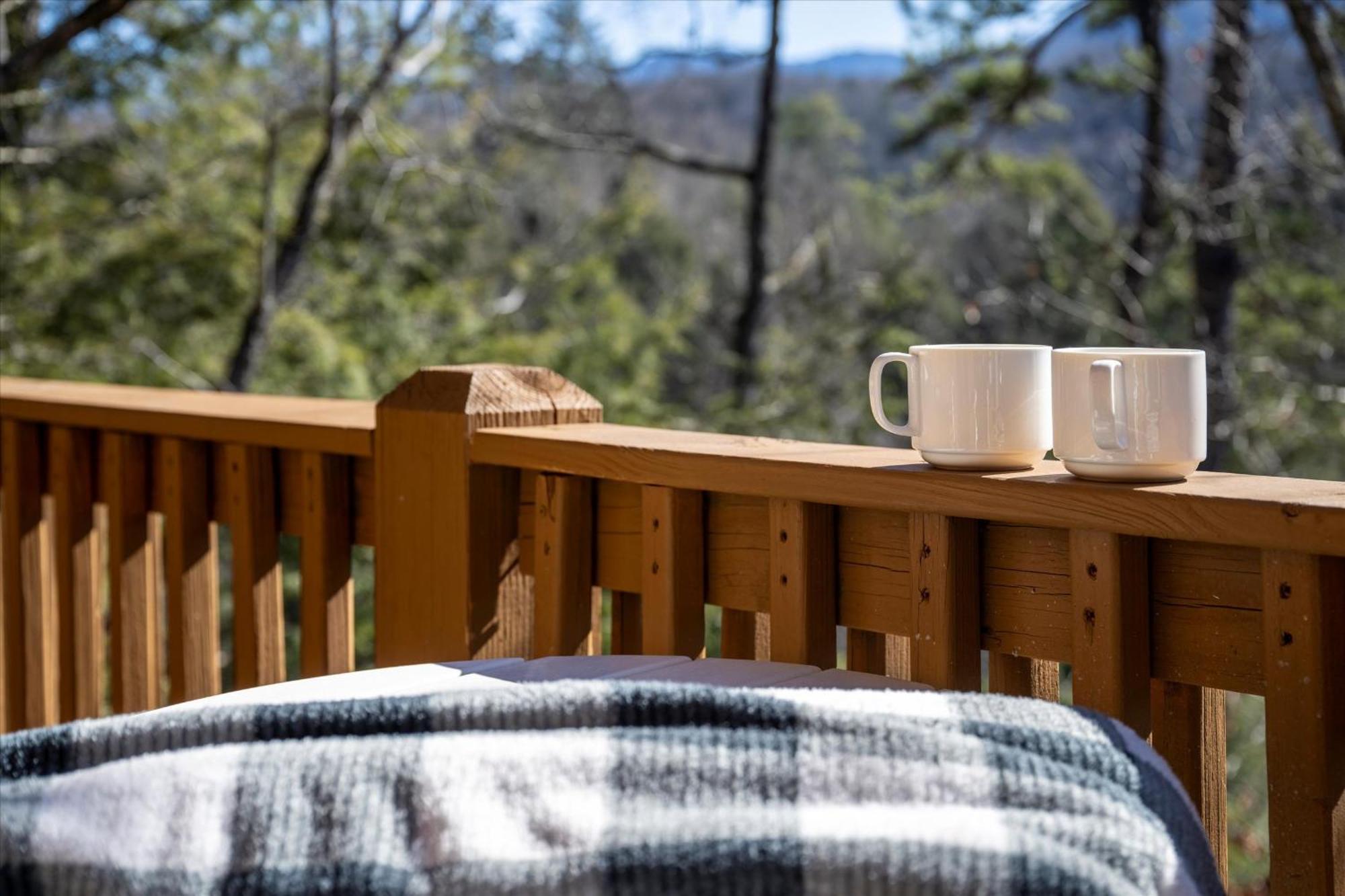 Smokiesboutiquecabins Would Love To Host You! 4 Miles To Gatlinburg Strip! Resort Pool Open May 1 Through Oct 1! Views, Shuffleboard, Hot Tub, Arcade! Luaran gambar